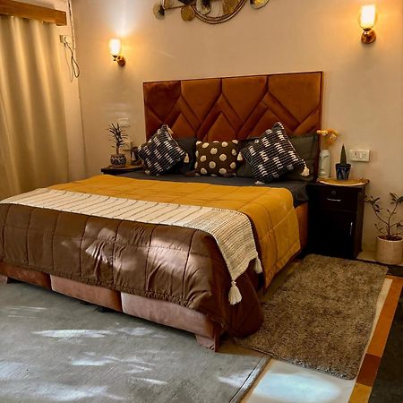 Atharva'S Homestay By Goaround Homes - Nehru Enclave Metro, South Delhi Ню Делхи Екстериор снимка