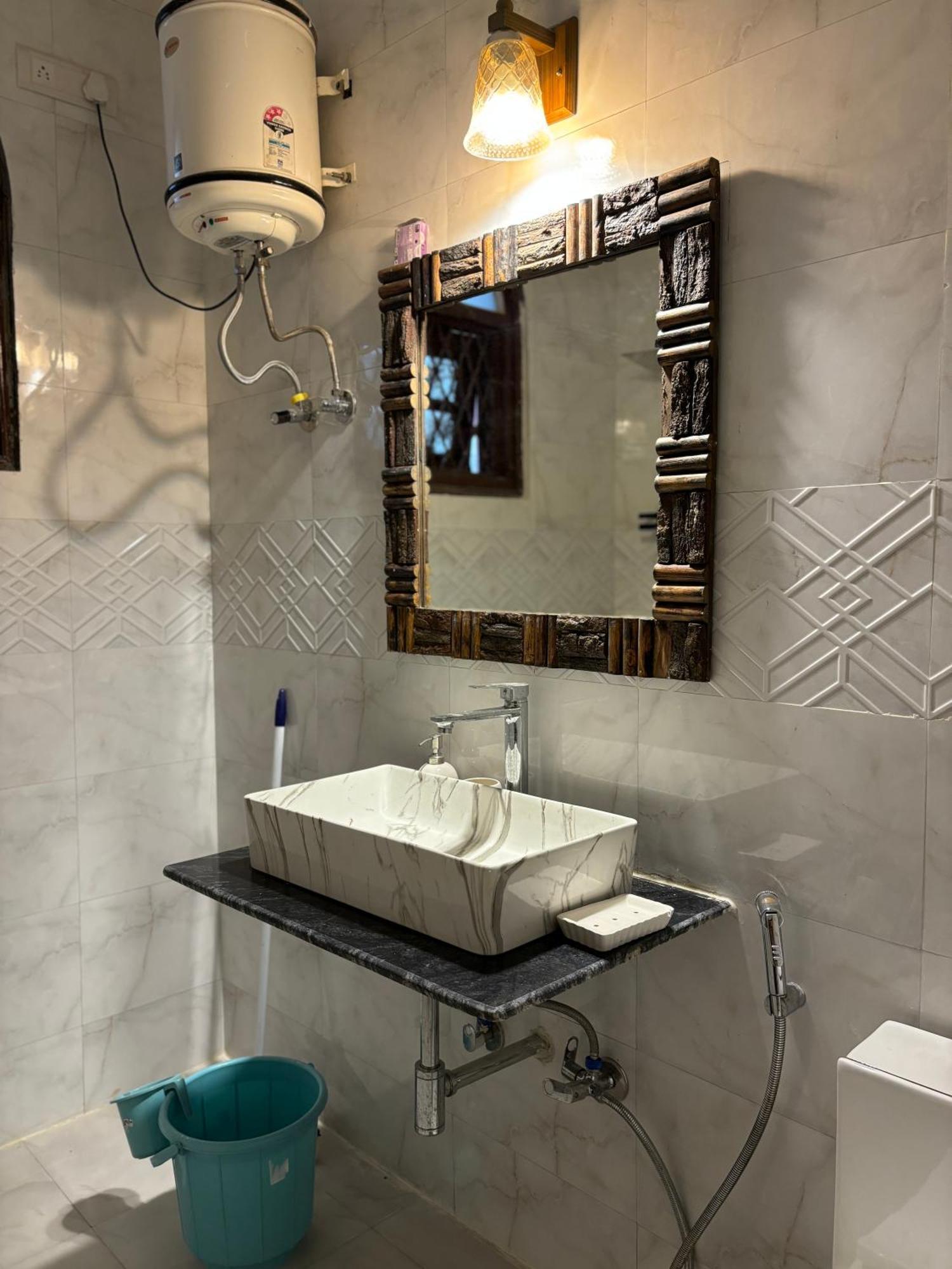 Atharva'S Homestay By Goaround Homes - Nehru Enclave Metro, South Delhi Ню Делхи Екстериор снимка