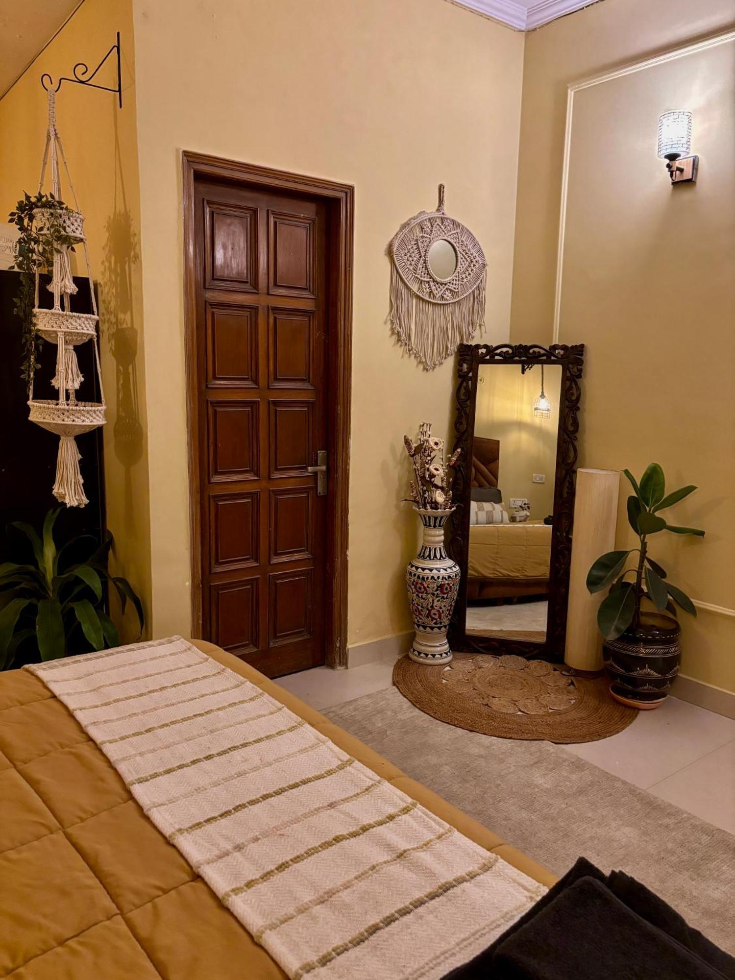 Atharva'S Homestay By Goaround Homes - Nehru Enclave Metro, South Delhi Ню Делхи Екстериор снимка