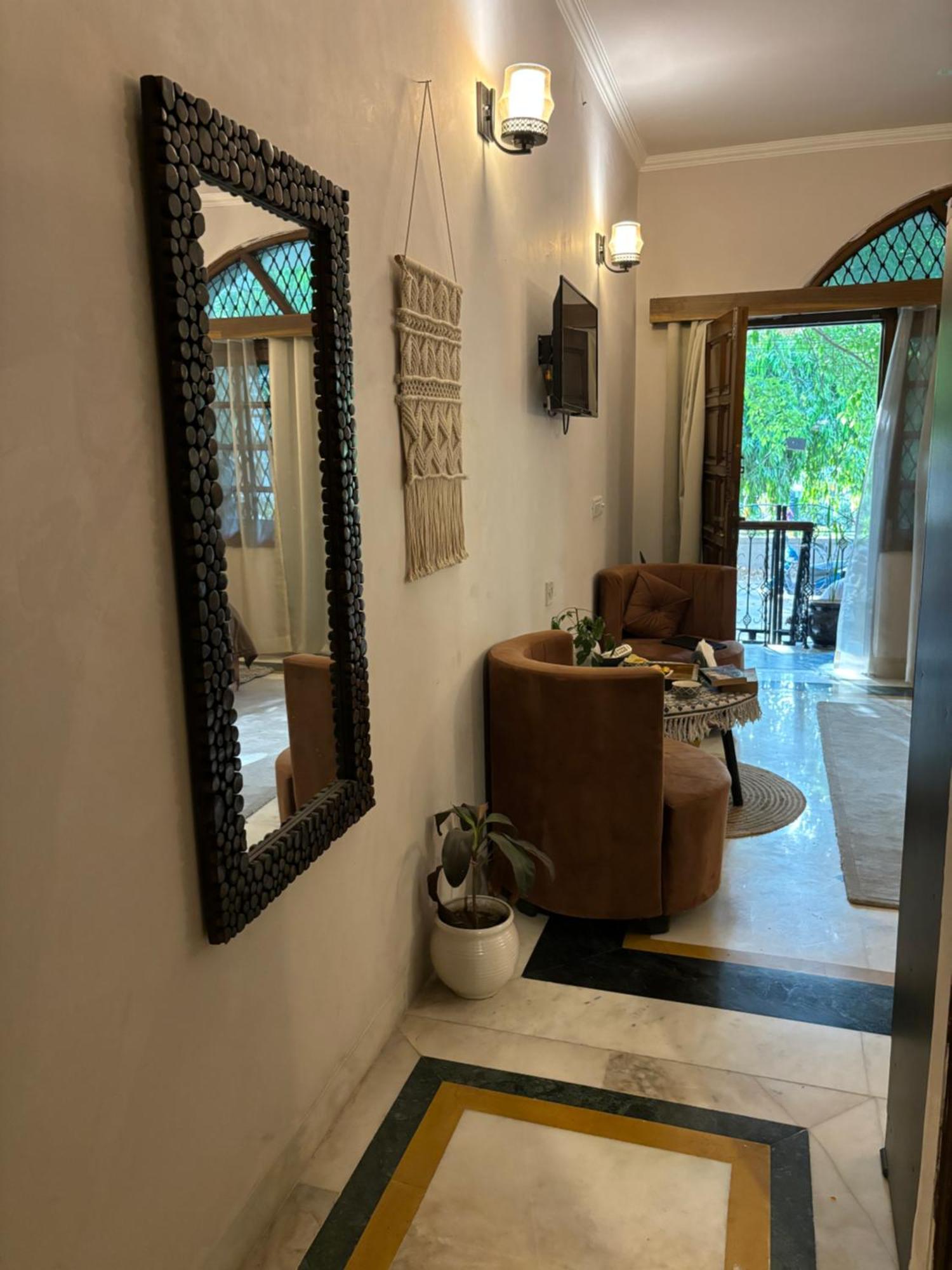 Atharva'S Homestay By Goaround Homes - Nehru Enclave Metro, South Delhi Ню Делхи Екстериор снимка