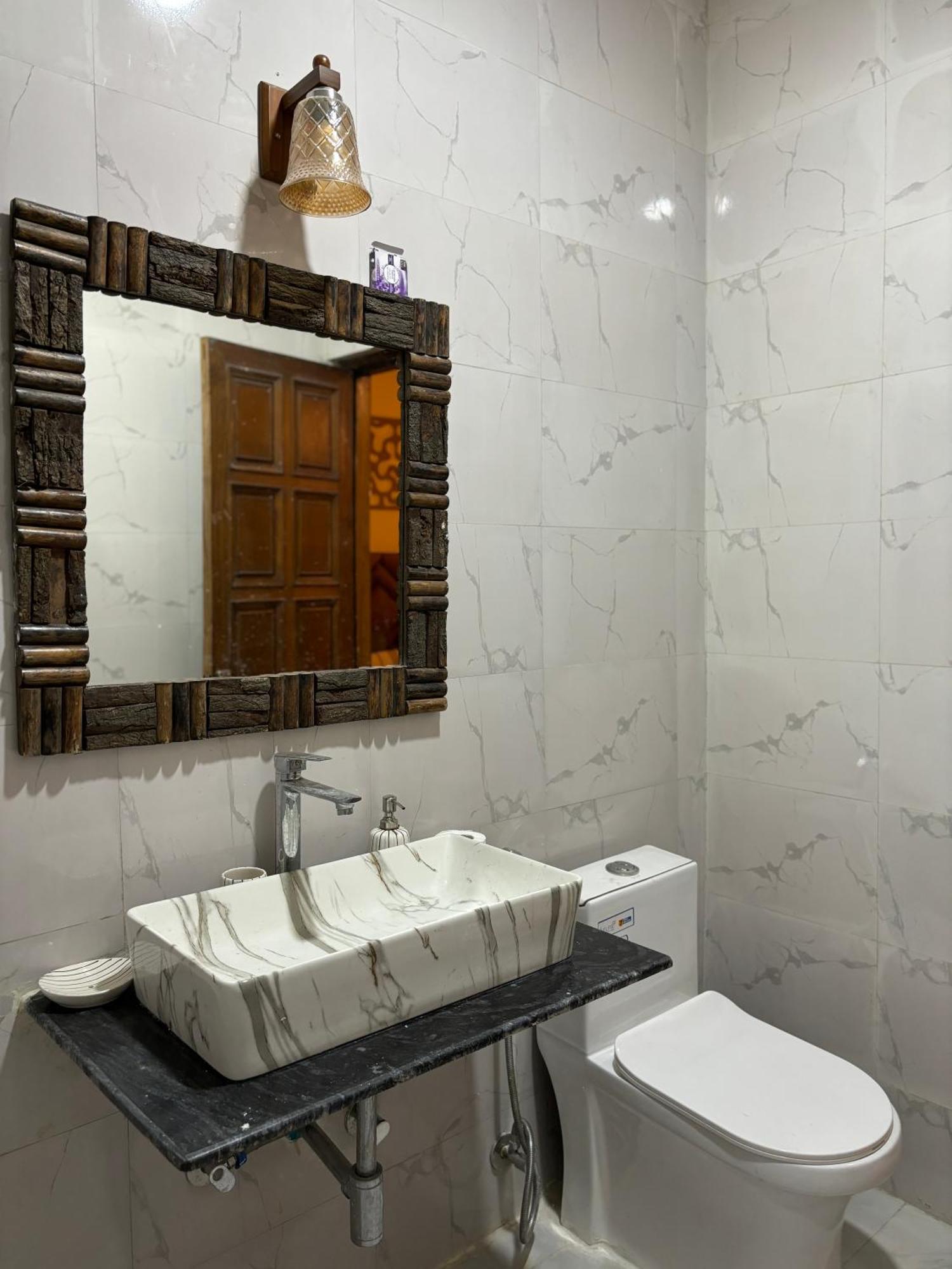 Atharva'S Homestay By Goaround Homes - Nehru Enclave Metro, South Delhi Ню Делхи Екстериор снимка