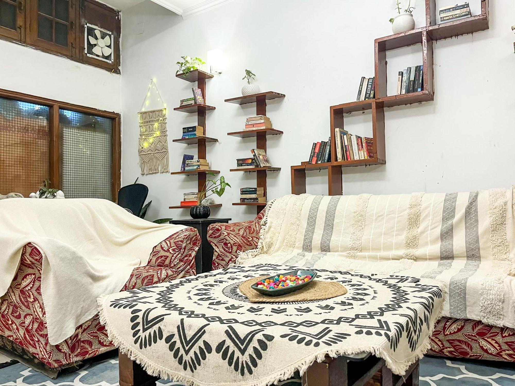 Atharva'S Homestay By Goaround Homes - Nehru Enclave Metro, South Delhi Ню Делхи Екстериор снимка